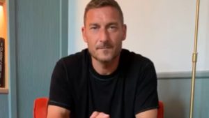 Francesco Totti e Noemi Bocchi a cena insieme nel locale dove andava con Ilary