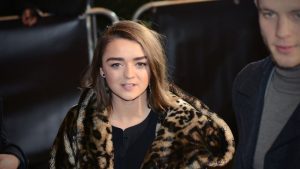 Maisie Williams confessa l’infanzia difficile a causa del padre: “È stata traumatica”