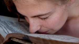 L’inconfondibile odore di libro vecchio: non è solo piacere, è chimica
