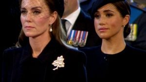 Regina Elisabetta II: così Camilla, Kate e Meghan la ricordano con spille e gioielli