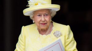 Cosa aveva risposto la regina Elisabetta al consiglio di stile di Valentino