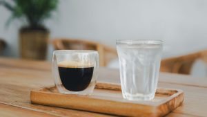 Si beve prima il caffé o l’acqua? La regola e l’eccezione