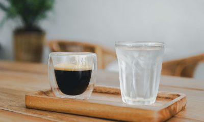 si beve prima il caffé o l'acqua