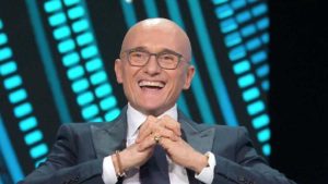 Signorini, l’ironia pungente sulla Blasi: “Uscita da un caveau con la refurtiva”
