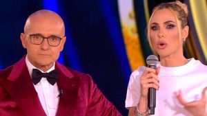 Alfonso Signorini commenta Totti e Blasi: “Finché starà zitta…”