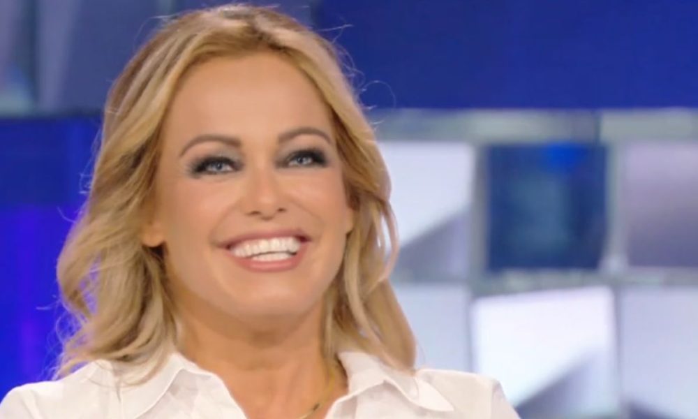 Sonia Bruganelli innamorata della palla di Natale a forma di carta di credito: “Rappresenta me”