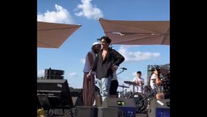 Tananai, incontro speciale al concerto: sotto il palco c’è la prof