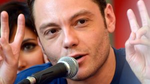 Tiziano Ferro, niente passaporto italiano per i suoi figli: “Aberrante”