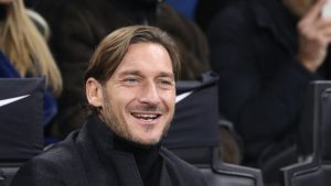 Totti festeggia il compleanno: “Il bacio con Noemi davanti a tutti”