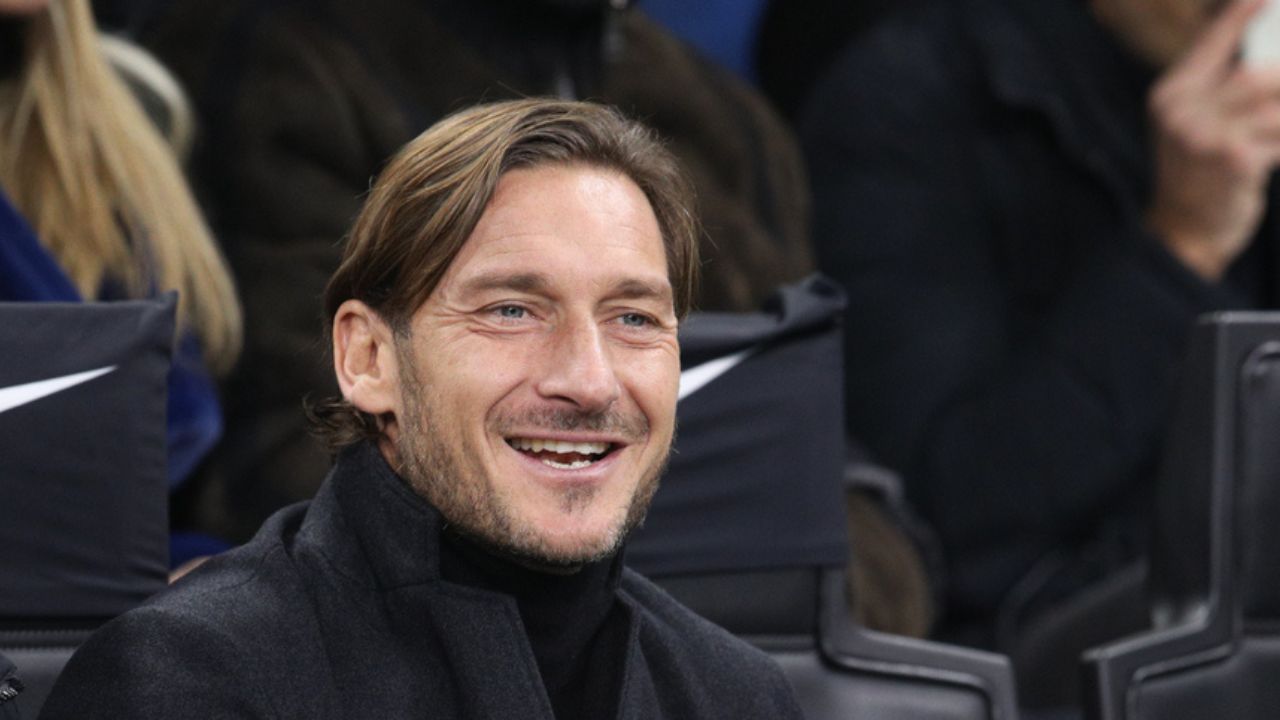 Totti festeggia il compleanno: "Il bacio con Noemi davanti a tutti" 41 totti compleanno noemi