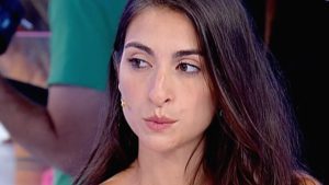 Riccardo rifiuta Valentina: “Sei un buzzurro”