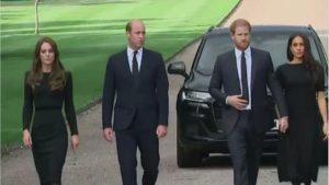 William e Kate salutano la Regina: con loro anche Harry e Meghan