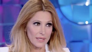 Adriana Volpe in aula contro l’ex accusato di maltrattamenti: “Ho vissuto nel panico”