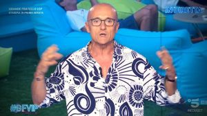 Alfonso Signorini prende la parola: l’annuncio a poche ore dalla puntata