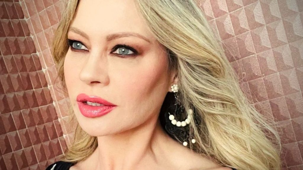 Anna Falchi sconvolge il red carpet: sotto il vestito niente (e si vede