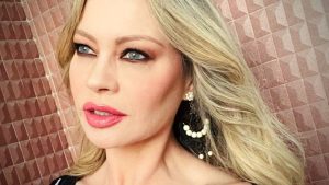 Anna Falchi sconvolge il red carpet: sotto il vestito niente (e si vede tutto)