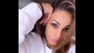 Anna Tatangelo in fuga dal dolore: “Buon viaggio a me”