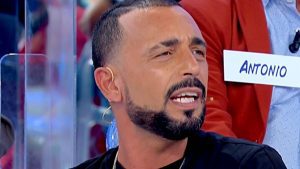 Uomini e Donne, Armando ci prova con la corteggiatrice del tronista: “Sei uno sfigato”
