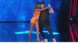 Belèn a Tu Sì Que Vales, occhio al look: il prezzo del mini dress arancione