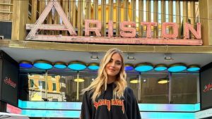 Chiara Ferragni è arrivata a Sanremo: le prime foto sul palco dell’Ariston