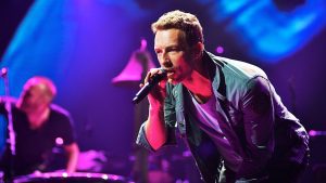 Chris Martin e Dakota Johnson nel mirino di una stalker: diceva di essere la moglie del cantante