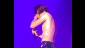 Damiano David in lacrime durante il concerto: il dolore per il nonno scomparso