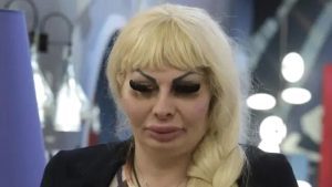 Elenoire Ferruzzi, una vicina di casa la sbugiarda: “Vive in una casa popolare”