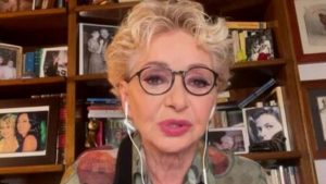 Enrica Bonaccorti svela Memo Remigi dietro le quinte: “Fa battute che non si dovrebbero fare, ma è gentile”