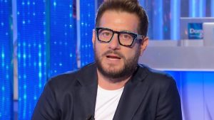Enrico Papi: il suo nuovo programma su Italia1 slitta ancora