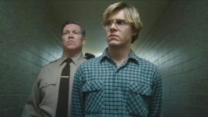 Evan Peters, come si è preparato per interpretare Jeffrey Dahmer: “L’ho ascoltato ogni giorno”