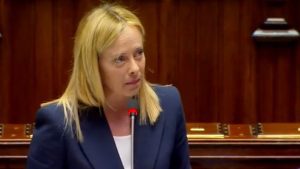 Giorgia Meloni: “Penso alle donne che hanno osato per impeto, per ragione o per amore”, il discorso alla Camera