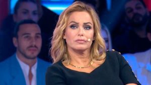 Bruganelli esclusa dalla foto del GF Vip: lei se ne accorge e replica