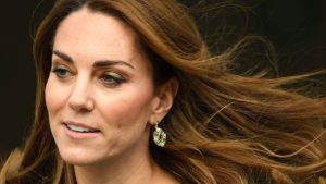 Kate Middleton veste Chanel: il costo della preziosa giacca blu