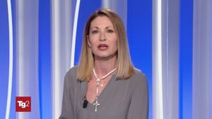 Marina Nalesso conduce il TG2 con il crocifisso al collo: una questione politica?
