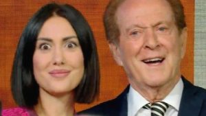 Memo Remigi tocca il fondoschiena a Jessica Morlacchi in diretta