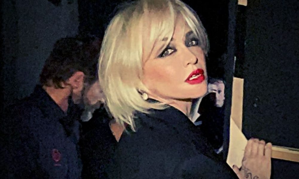 Paola Barale criticata per il succhiotto in vista: “Dubbio gusto”