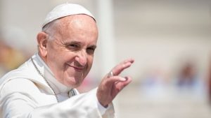 Anche Papa Francesco ha un paio di scarpe da ginnastica