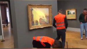 Purè di patate contro un quadro di Monet: la protesta per il cambiamento climatico