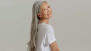 Chi è Rosa Saito: la modella brasiliana di 71 anni