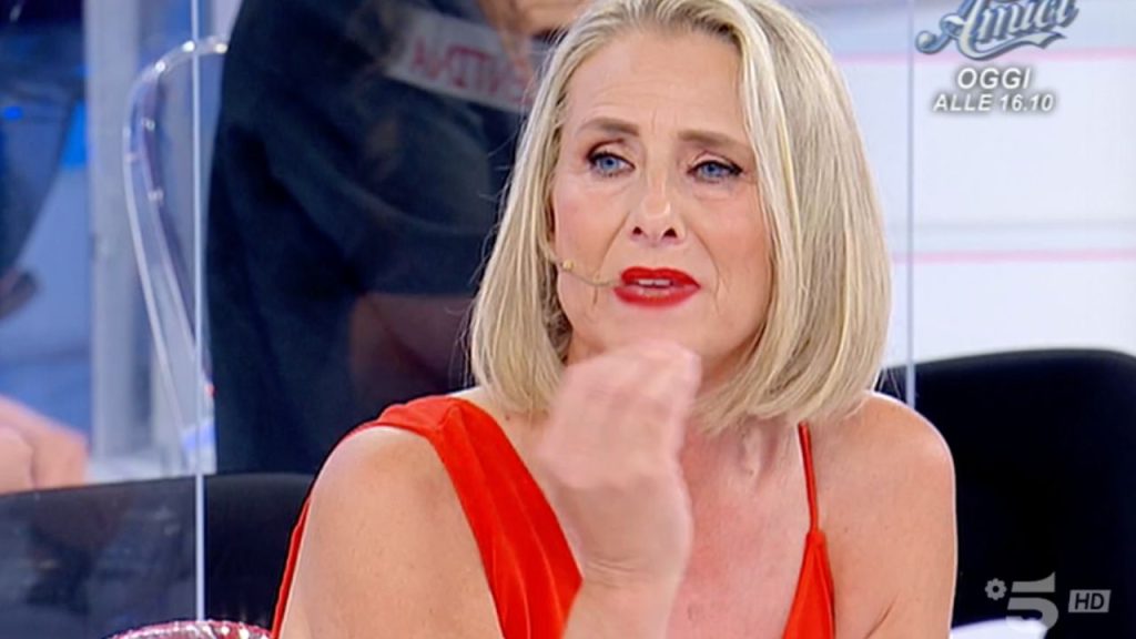 Sara e Davide tornano in studio: Tina e Gianni provano a smascherare il cavaliere 42 Sara Uomini e Donne