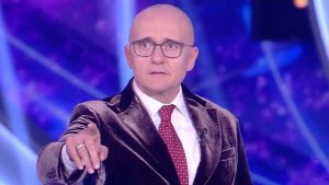 GF VIP, concorrente ricoverato d’urgenza: “Non devo agitarmi”