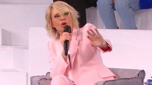 Amici, scoppia il caso sporcizia: “Il rischio che intervenga l’ufficio di igiene”