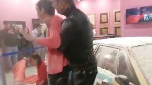 Milano, attivisti all’attacco di Warhol: 8 kg di farina sull’opera in esposizione