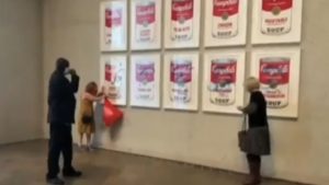 É ancora protesta per il cambiamento climatico: nel mirino l’arte di Andy Warhol