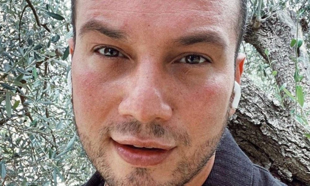 Antonino Spadaccino sull’esperienza a X Factor in Gran Bretagna: “Ho preso 5 standing ovation”