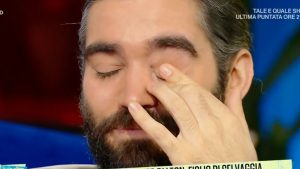 Lorenzo Biagiarelli a Oggi è un altro giorno: le lacrime per il figlio della Lucarelli