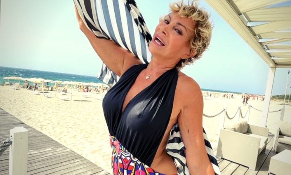 Enzo Paolo Turchi racconta il colpo di fulmine con Carmen Russo: “Mi accoglieva in bikini…”