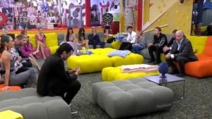 GF Vip, spunta un cellulare: è “scandalo” sui social, ma c’è una spiegazione
