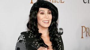 Cher, critiche per la differenza d’età con il nuovo fidanzato. Lei replica: “Non m’importa”