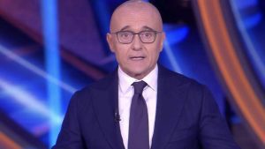 Covid al GF Vip, l’ipotesi sospensione è sempre più vicina: parla l’esperto